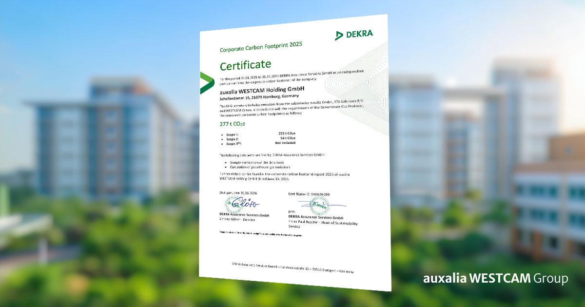 Bescheinigung der DEKRA zum verifizierten Corporate Carbon Footprint der auxalia WESTCAM Group vor einer Gebäudefassade